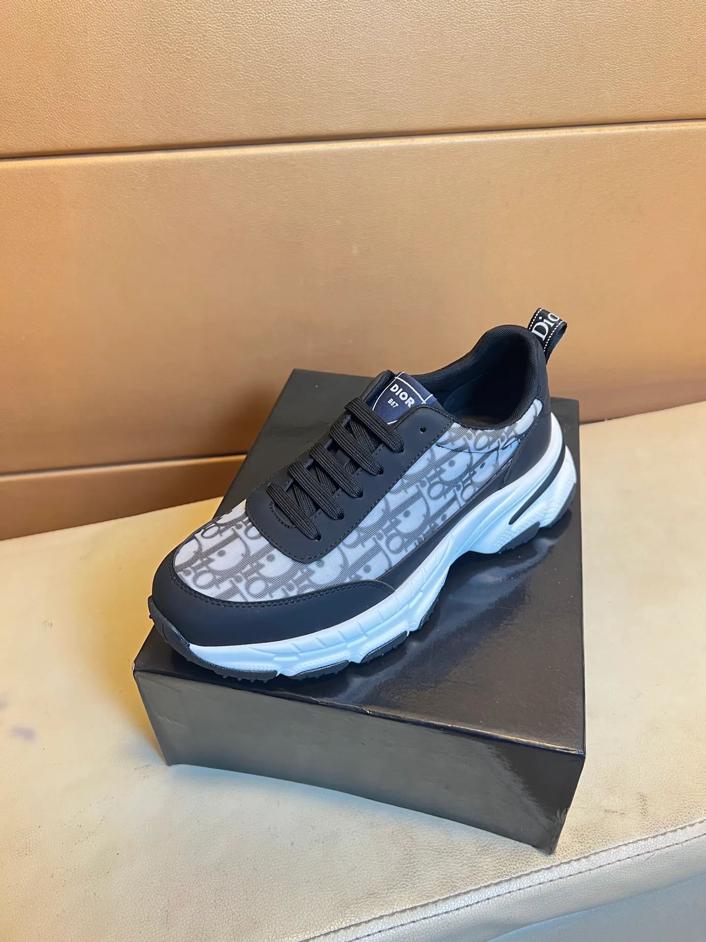 Men's men's shoes💰440💰👑👑Dior original quality.~ Unique modern style sneakers. 🏃A must-have casual shoe for trendy men😍😍 Original brand imported from Italy, imported original leather, sheep lining (refuses to discolor and grind feet) Sole: Original sole provided by the original factory, French lazy style design ⚠️Fit to the feet, original quality, super comfortable original sole. It’s like shooting the real thing 🎬The real thing is better, high-quality sneakers wan men’s shoe size: 38-44